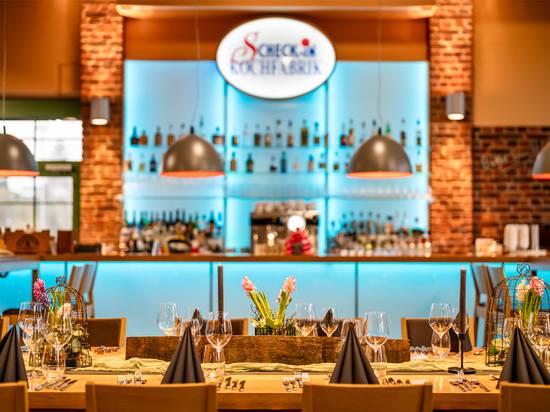 Stilvoll gedeckter Tisch vor einer Bar